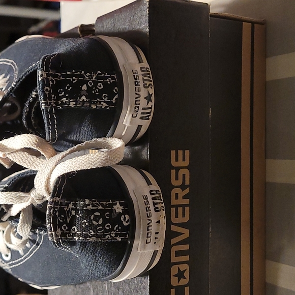 Converse - Picture 2 of 5